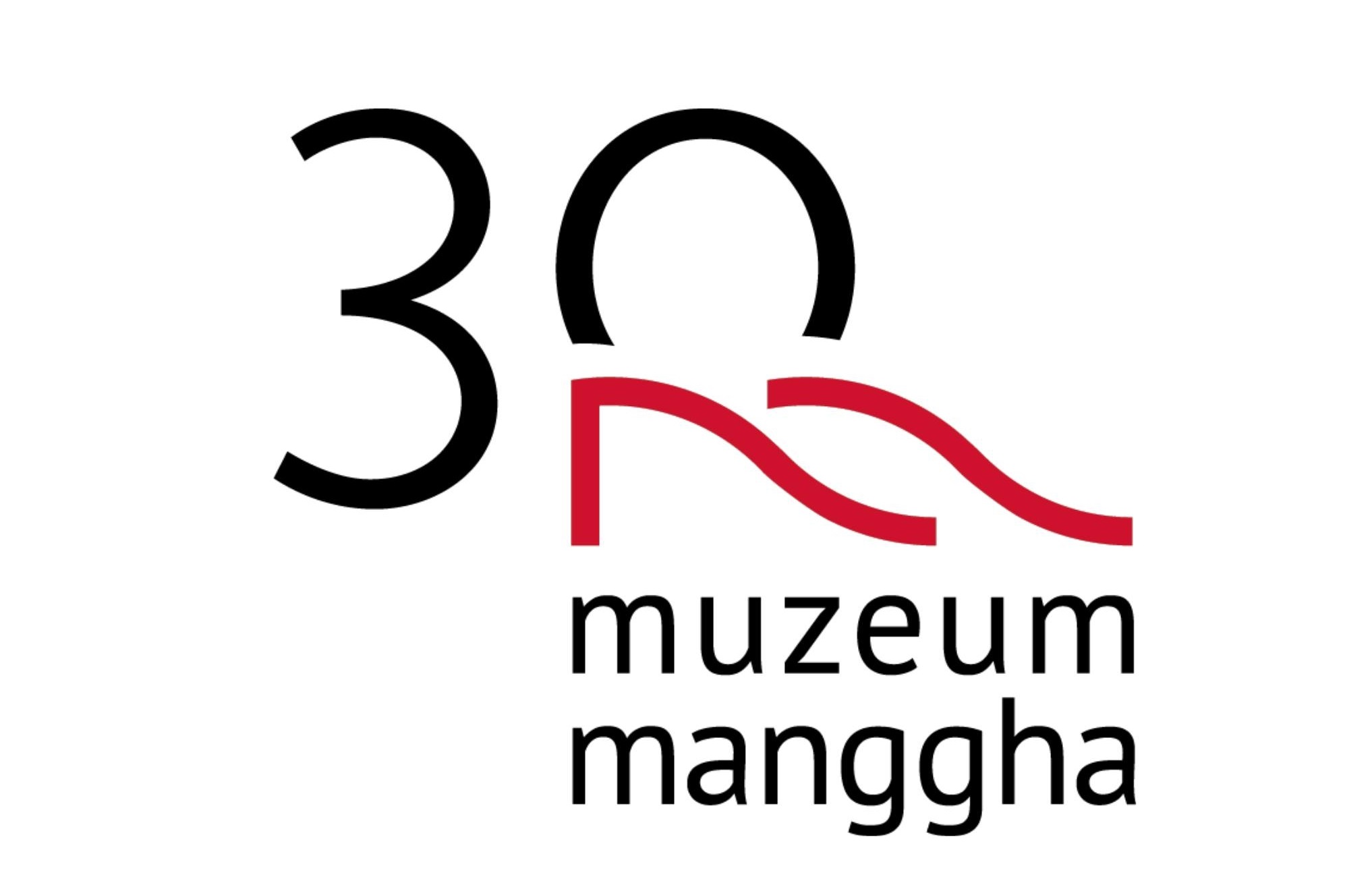 Logo z czarną liczbą 30 oraz napisem muzeum manggha Na środku znajduje się czerwona falista linia o dwóch łukach Tło jest białe Litery są czarne i proste Liczba 30 jest stylizowana z otwartym dołem cyfry 0